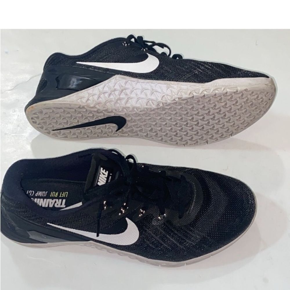 Nike Lift Run Black and White Athletic Shoes Size 9.5